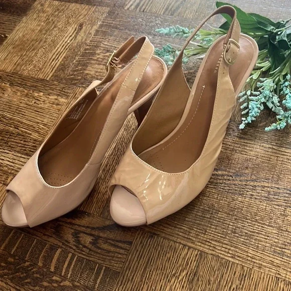 CLARKS Artisan Beige heels - Picture 3 of 9